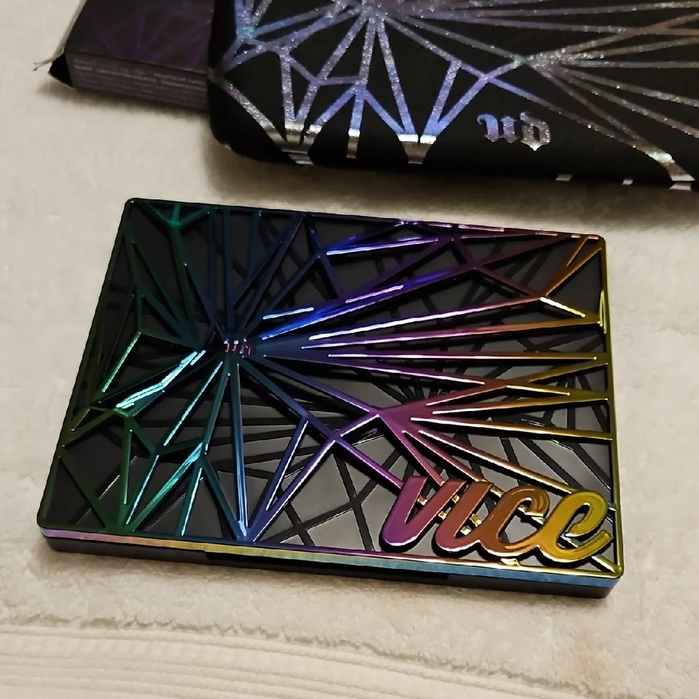 Urban Decay Vice Eyeshadow Palette - Purple and Black - Picture 6 of 9